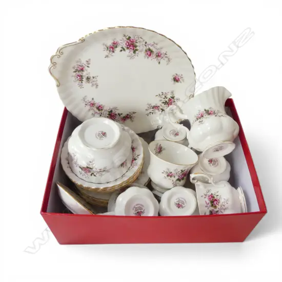 22 PCE ROYAL ALBERT 'LAVENDER ROSE' TEA SET