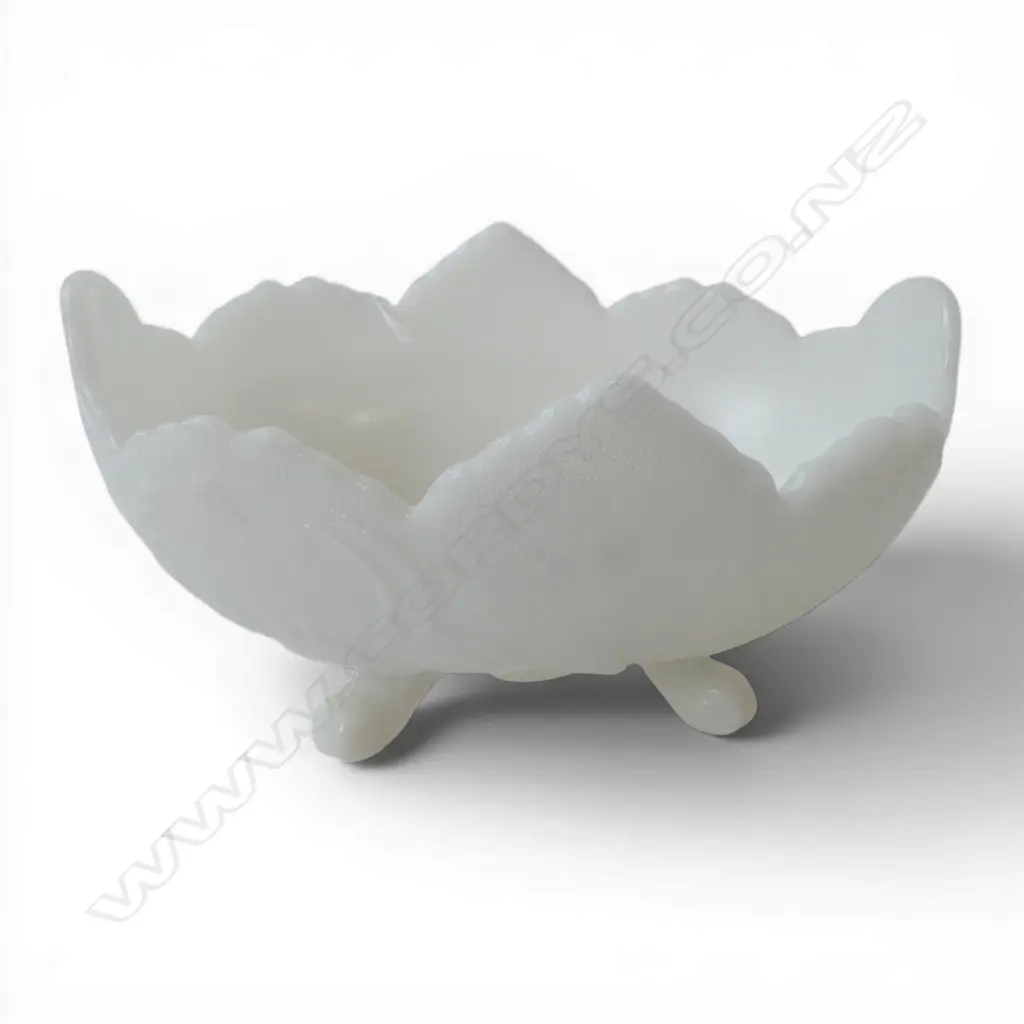 FENTON MILK GLASS FRUIT BOWL W250mm Image 1++
