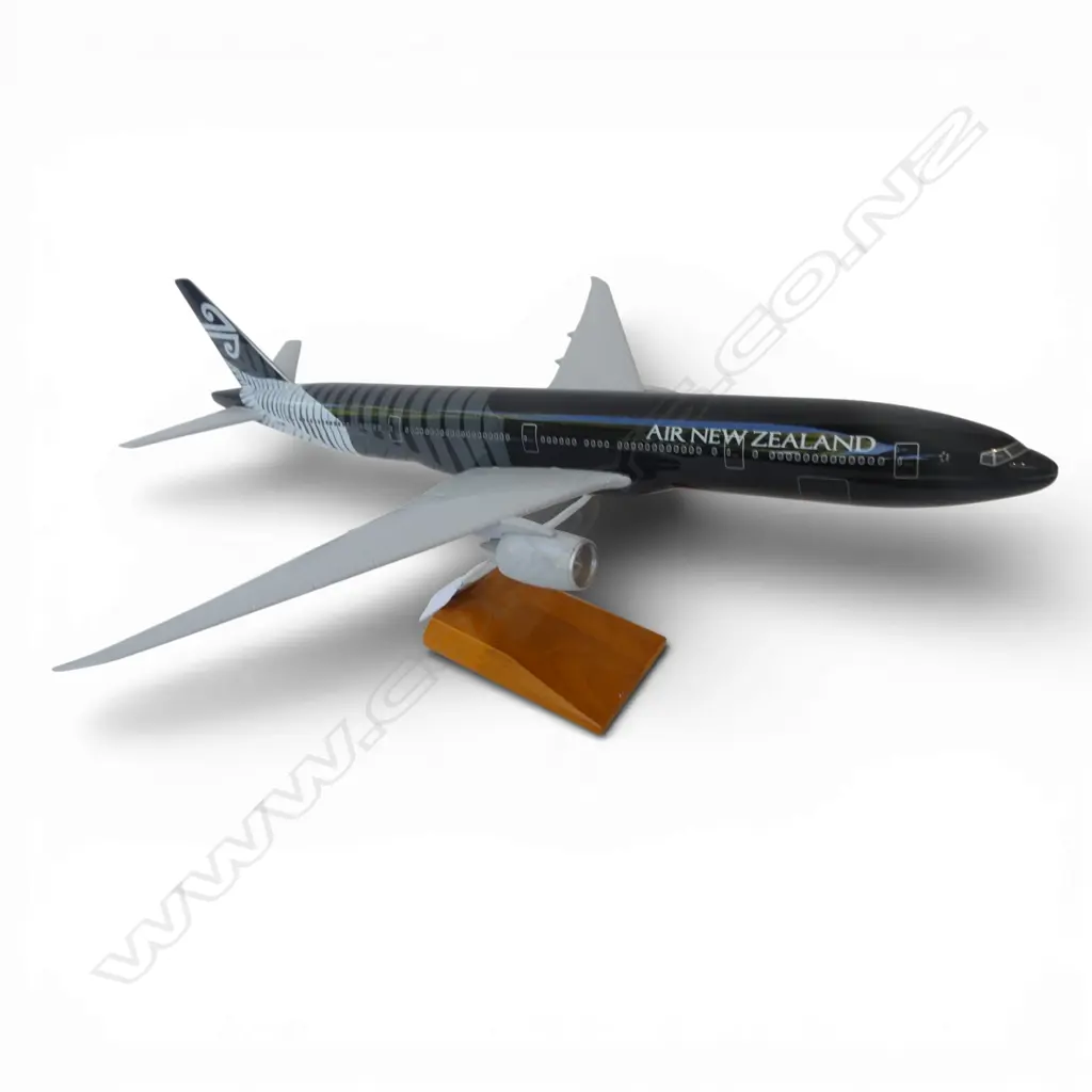 AIR NEW ZEALAND PLANE MODEL ON STAND B777-300ER Image 1++