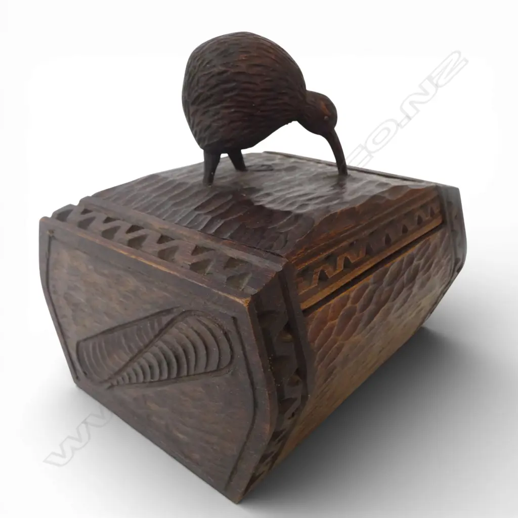 VINTAGE CARVED WOODEN BOX w. KIWI ON LID W.130mm Image 1++
