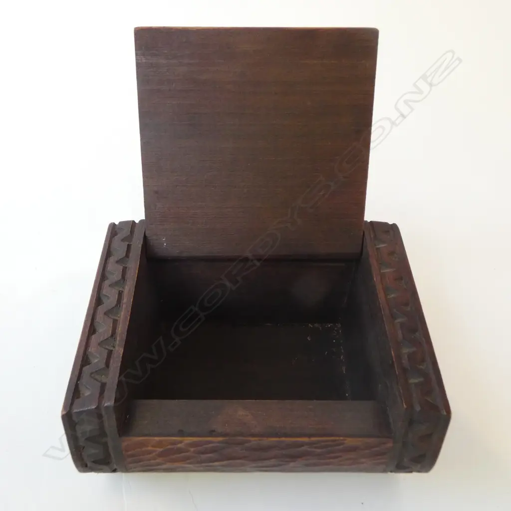 VINTAGE CARVED WOODEN BOX w. KIWI ON LID W.130mm Image 1++