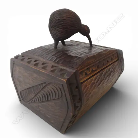 VINTAGE CARVED WOODEN BOX w. KIWI ON LID W.130mm