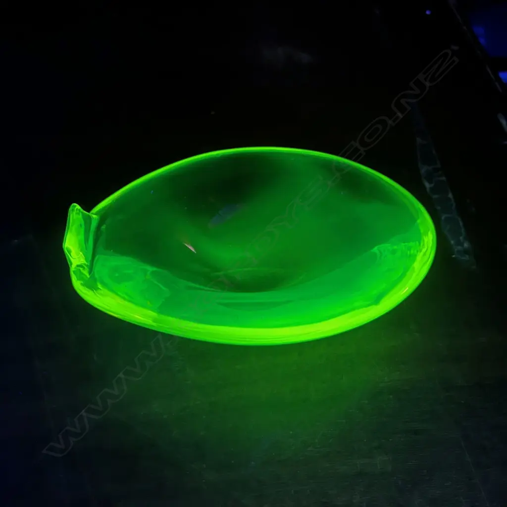 MURANO? GREEN URANIUM GLASS VASE W.175mm Image 1++