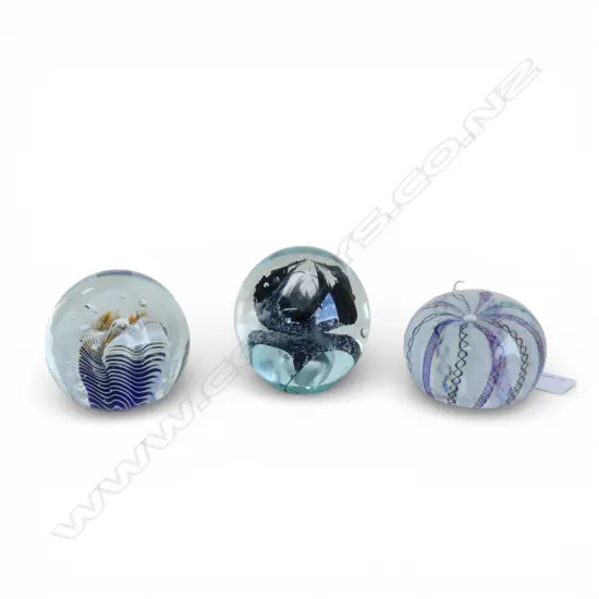 3 ART GLASS PAPERWEIGHTS H.100mm