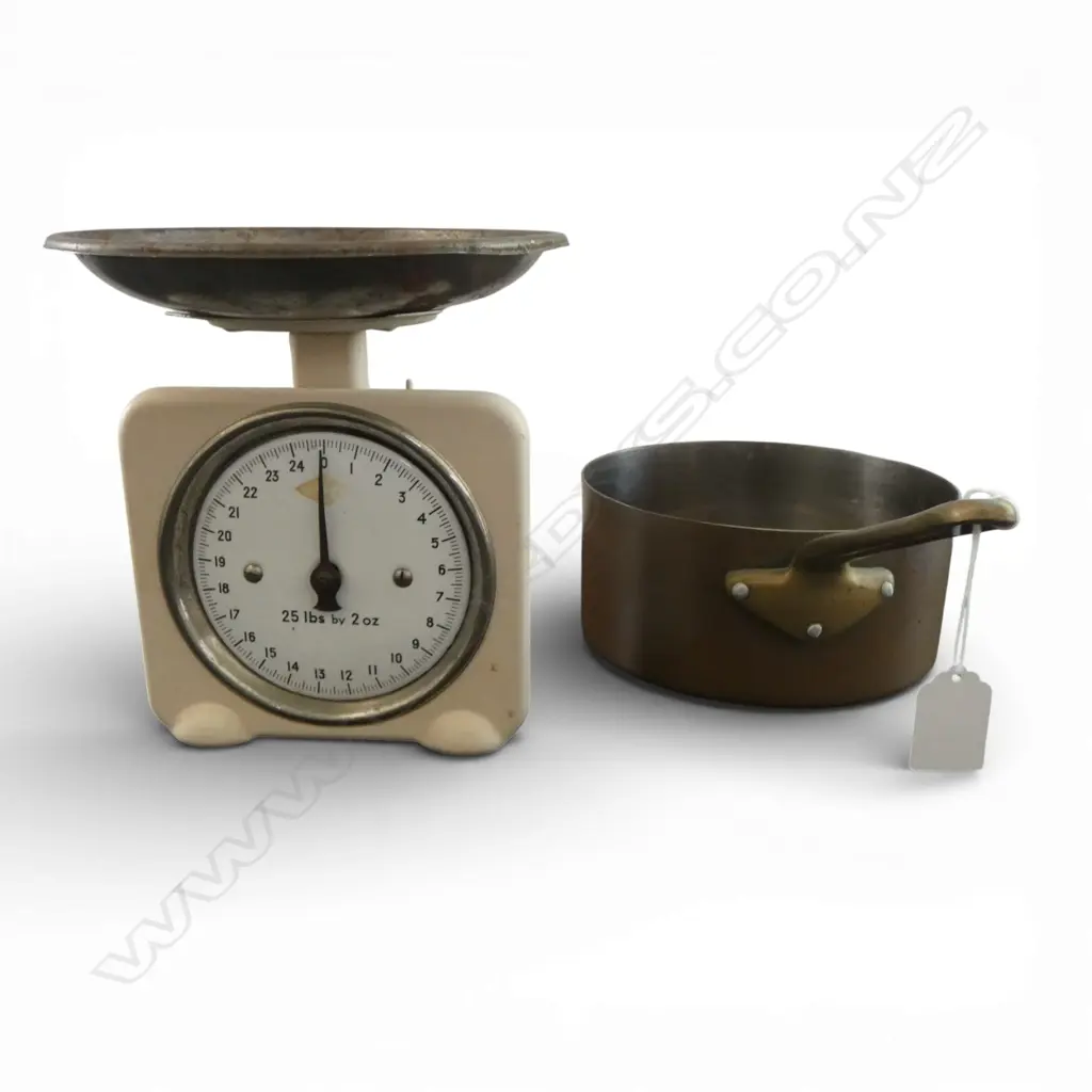 COPPER SAUCE PAN + VINTAGE SCALE  Image 1++