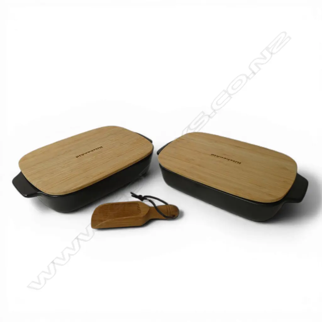 2 LIDDED CASSEROLE DISHES L.270mm; WITH WOODEN SCOOP Image 1++