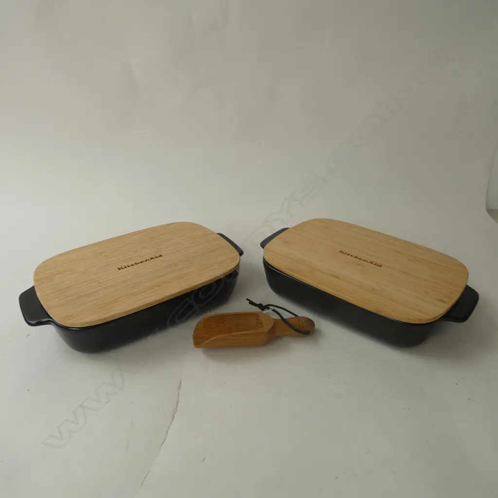 2 LIDDED CASSEROLE DISHES L.270mm; WITH WOODEN SCOOP Image 1++