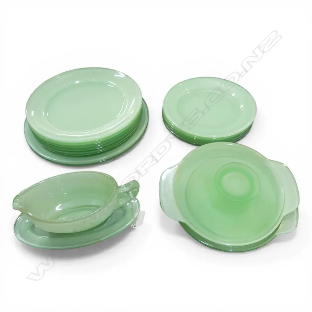 16 PCES GREEN PYREX GLASS + DECO VASE Image 1++