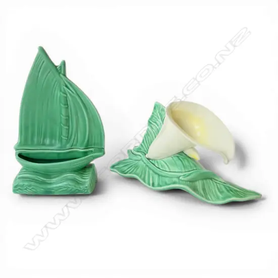 2 SLYVAC PCES; GREEN SAILBOAT #1394 H.215mm, LILY VASE #3101