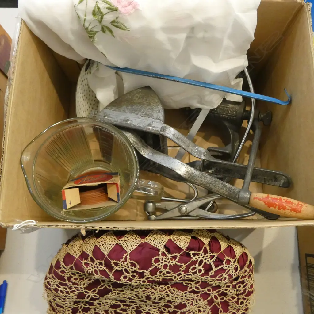 BOX OF VINTAGE KITCHENALIA Image 1++