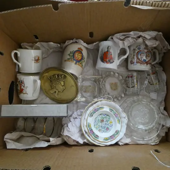 A COLLECTION OF MEMORABILIA RELATING TO QUEEN ELIZABETH II & PRINCE PHILLIP INCL. DISHES, ASHTRAYS, MUGS AND DISHES