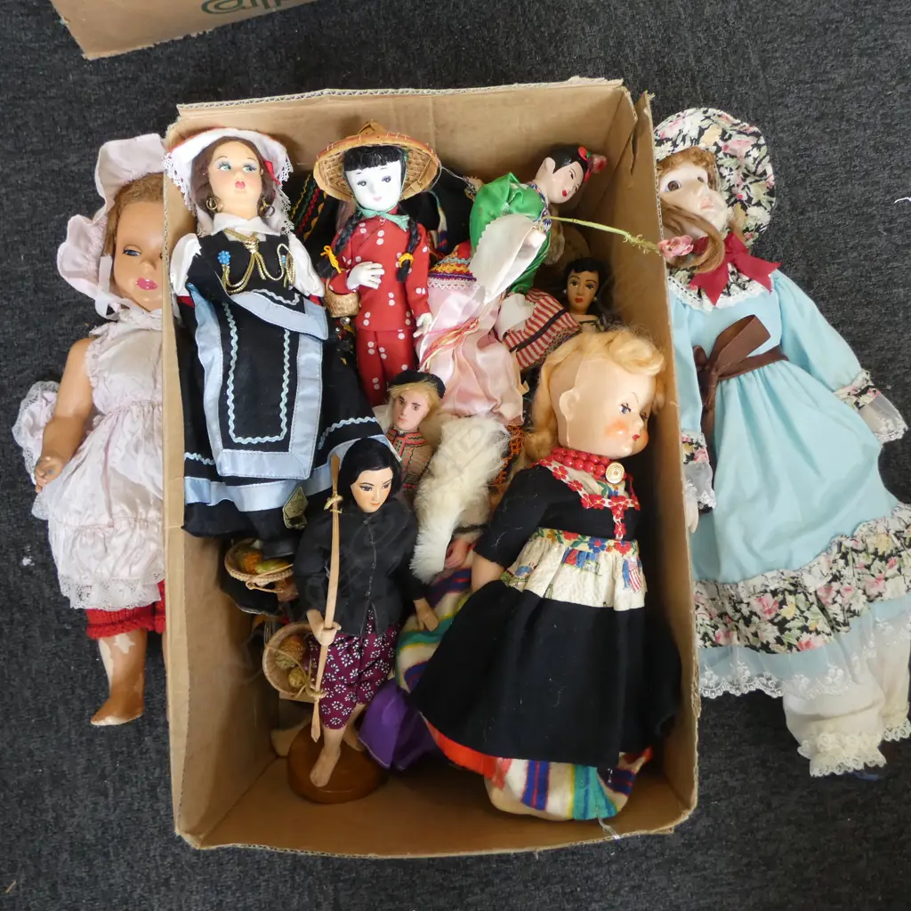 BOX VINTAGE DOLLS: mainly world fashion dolls + some larger Image 1++