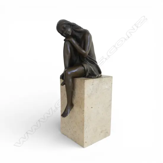 20THc BRONZE PEACEFUL WOMAN SEATED ON A MARBLE BLOCK BASE. H.270mm