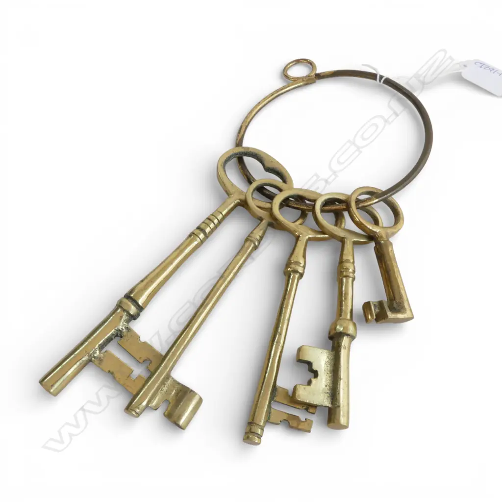 5 BRASS SKELETON KEYS ON RING Image 1++