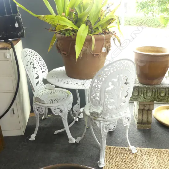 3 PATIO/GARDEN CHAIRS + TABLE Dia.700mm