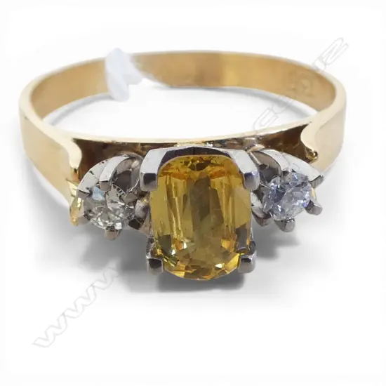18CT YELLOW SAPPHIRE (0.67ct) & DIAMOND RING, 3.8gms SIZE R
