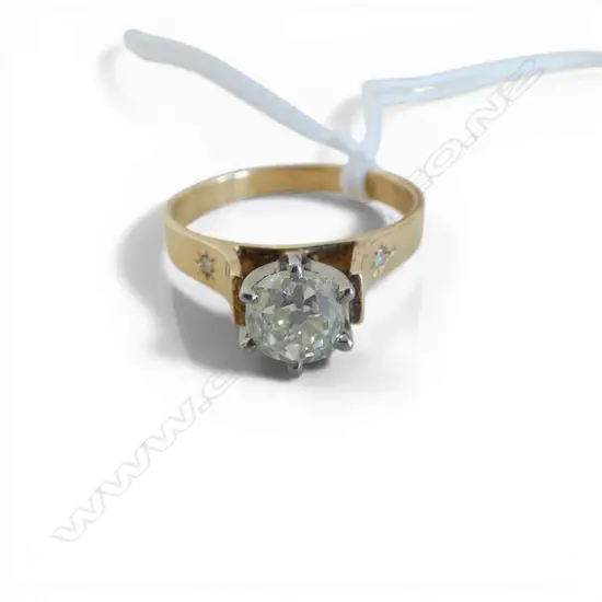 18CT YG 1ct OLD MINE CUT DIAMOND SOLITAIRE RING, 4.3gms SIZE R (STONE COLOUR LIGHT YELLOW)