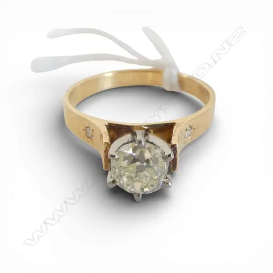 18CT YG 1ct OLD MINE CUT DIAMOND SOLITAIRE RING, 4.3gms SIZE R (STONE COLOUR LIGHT YELLOW)