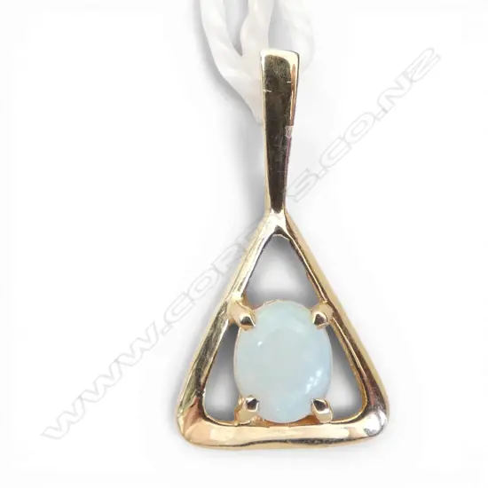 14ct OPAL PENDANT, 0.6gm