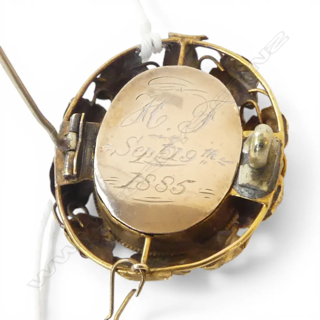 VICT GOLD MOURNING BROOCH 7.5 GMS TOTAL WIEGHT  Image 1++