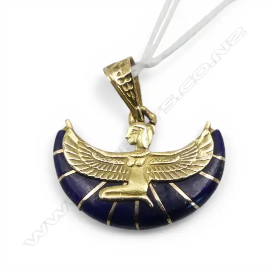 18CT EGYPTIAN LAPIS PENDANT, W.23mm, 3.5gms
