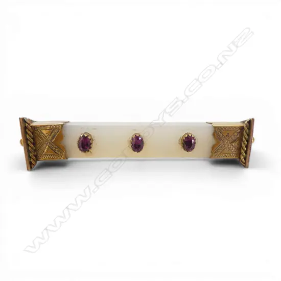VICTORIAN GOLD, WHITE AGATE & AMETHYST BAR BROOCH W.55mm