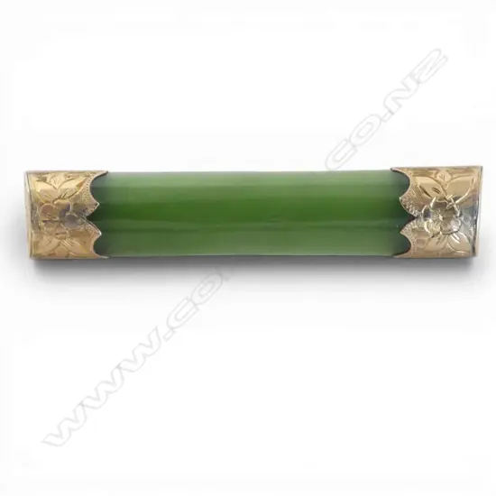 GOLD & GREENSTONE BAR BROOCH W.55mm, 7.4gms