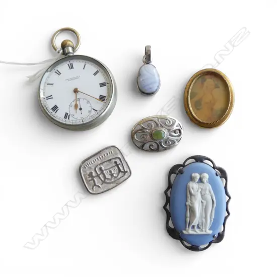 AST. JEWELLERY INCL. STG WEDGEWOOD CAMEO BROOCH, STG BROOCH W. GREENSTONE, SILVER USA BROOCH , STG PENDANT, POCKET WATCH