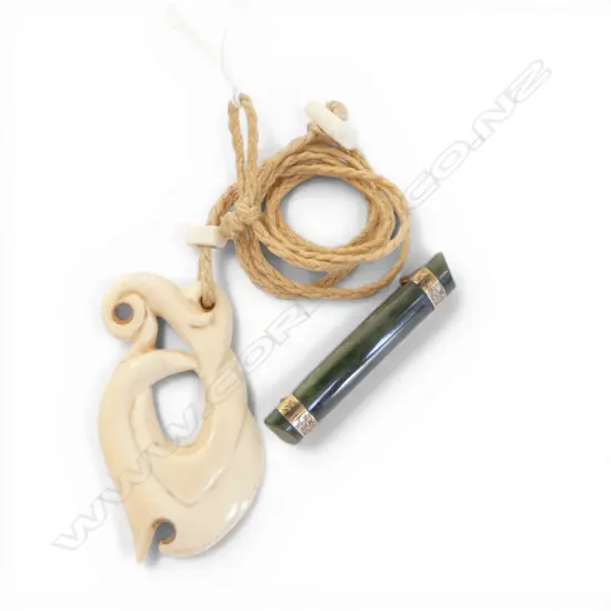 9CT GREENSTONE BAR BROOCH W.50mm, CARVED BONE PENDANT NECKLACE