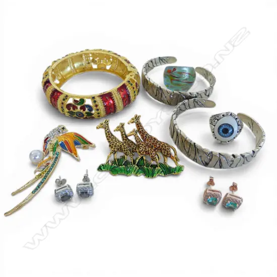 COLLECTION COSTUME RINGS, EARRINGS, BRACELETS & BROOCHES