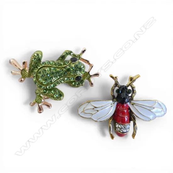 TWO ENAMEL & CZ BROOCHES, FROG & BEE, L.50mm L35mm