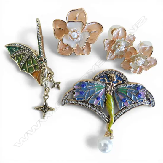 TWO ART NOUVEAU STYLE COSTUME BROOCHES, FLOWER BROOCH & EARRING SET