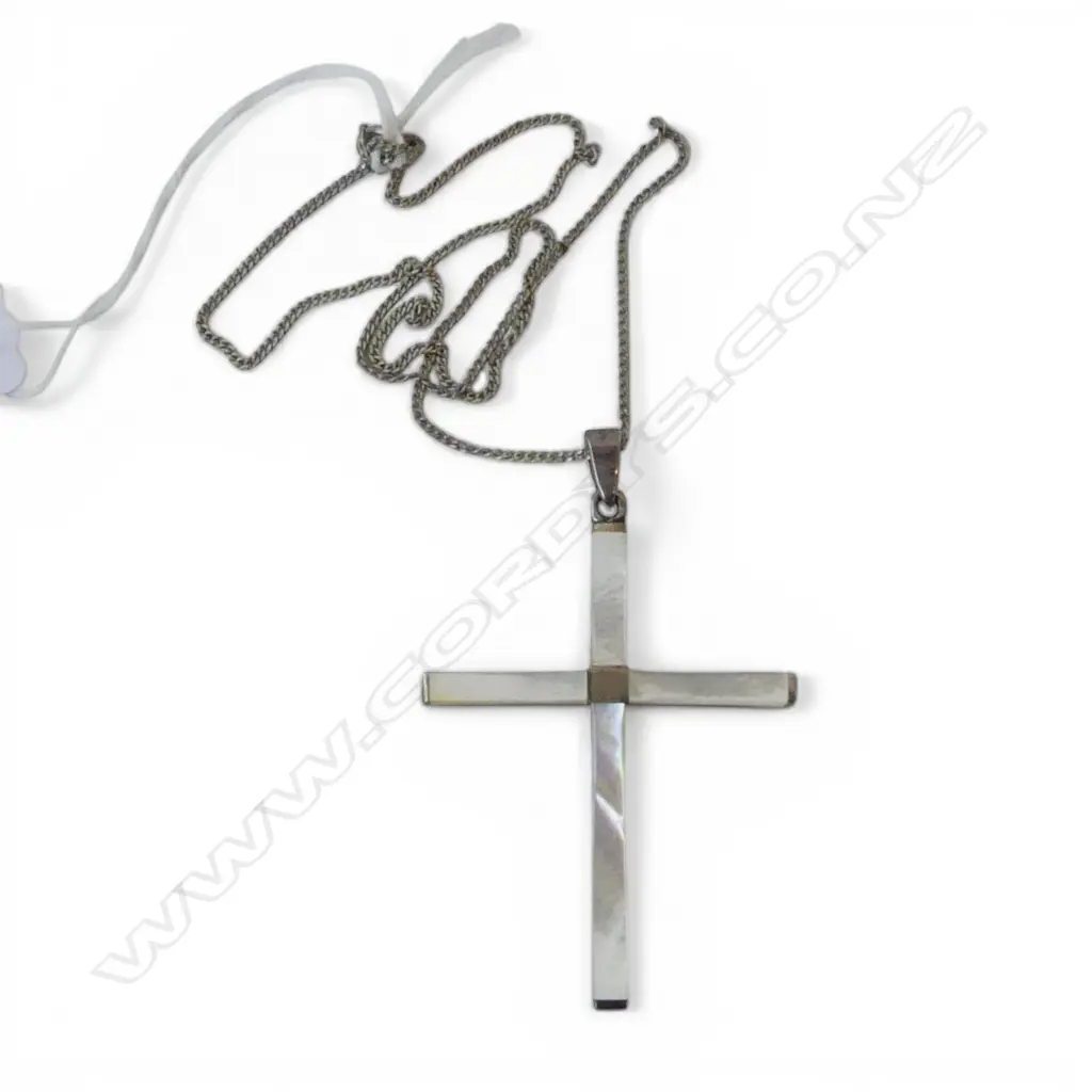 S/SILVER & MOTHER OF PEARL CRUCIFIX ON S.SILVER CHAIN TOTAL WEIGHT 13 GMS Image 1++