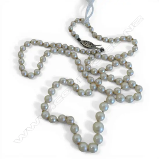 GRADUATED STRING OF PEARLS WITH 10CT WHITE GOLD CLASP