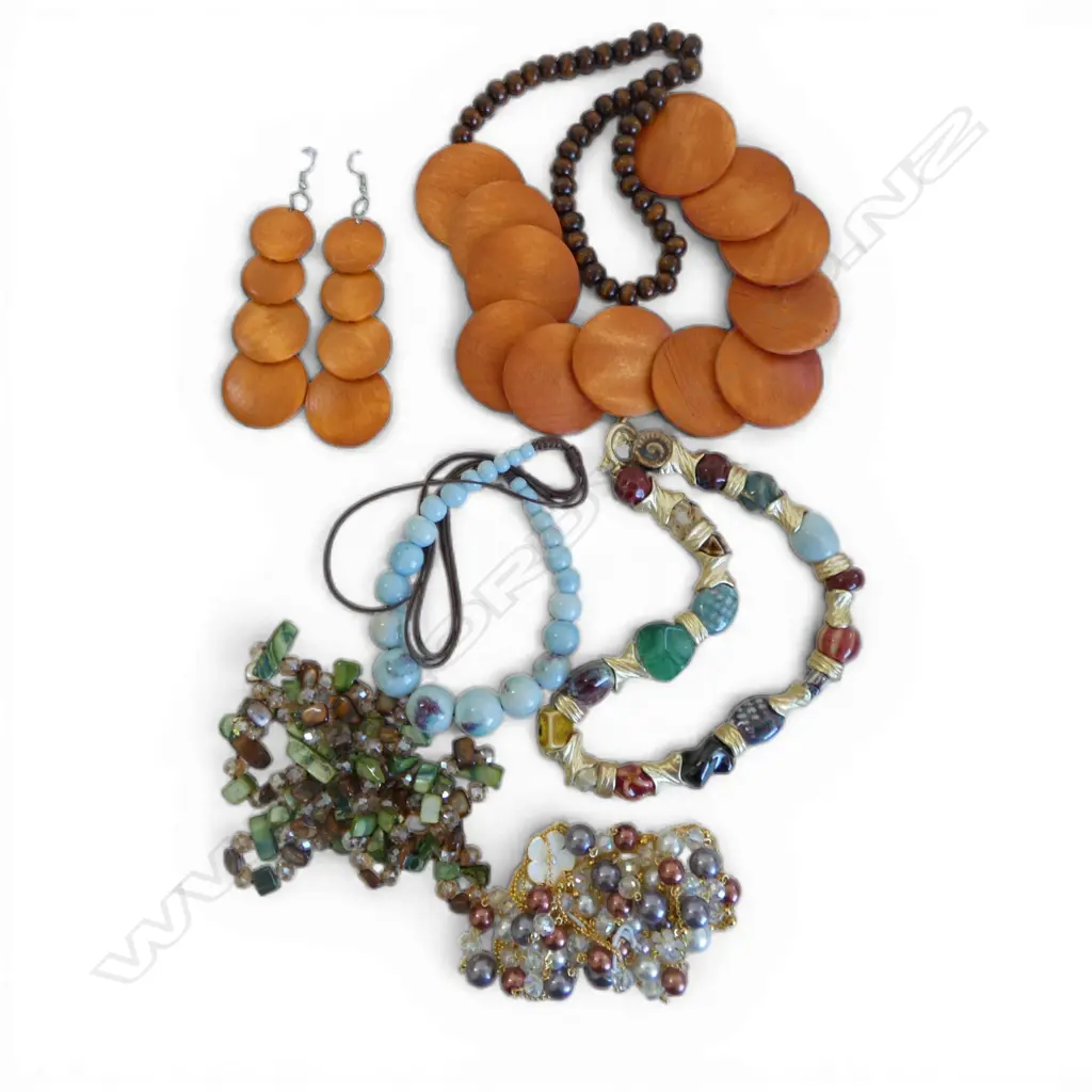 ASST. COSTUME NECKLACES INCLDS MULTI COLOUR GLASS & CERAMIC NECKLACE & AGATE & WOOD Image 1++