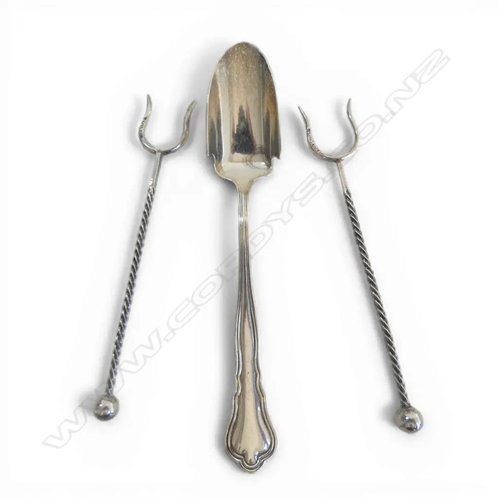 S/SILVER CHEESE SCOOP & 2 S/SILVER OLIVE FORKS  36GRMS  Image 1++