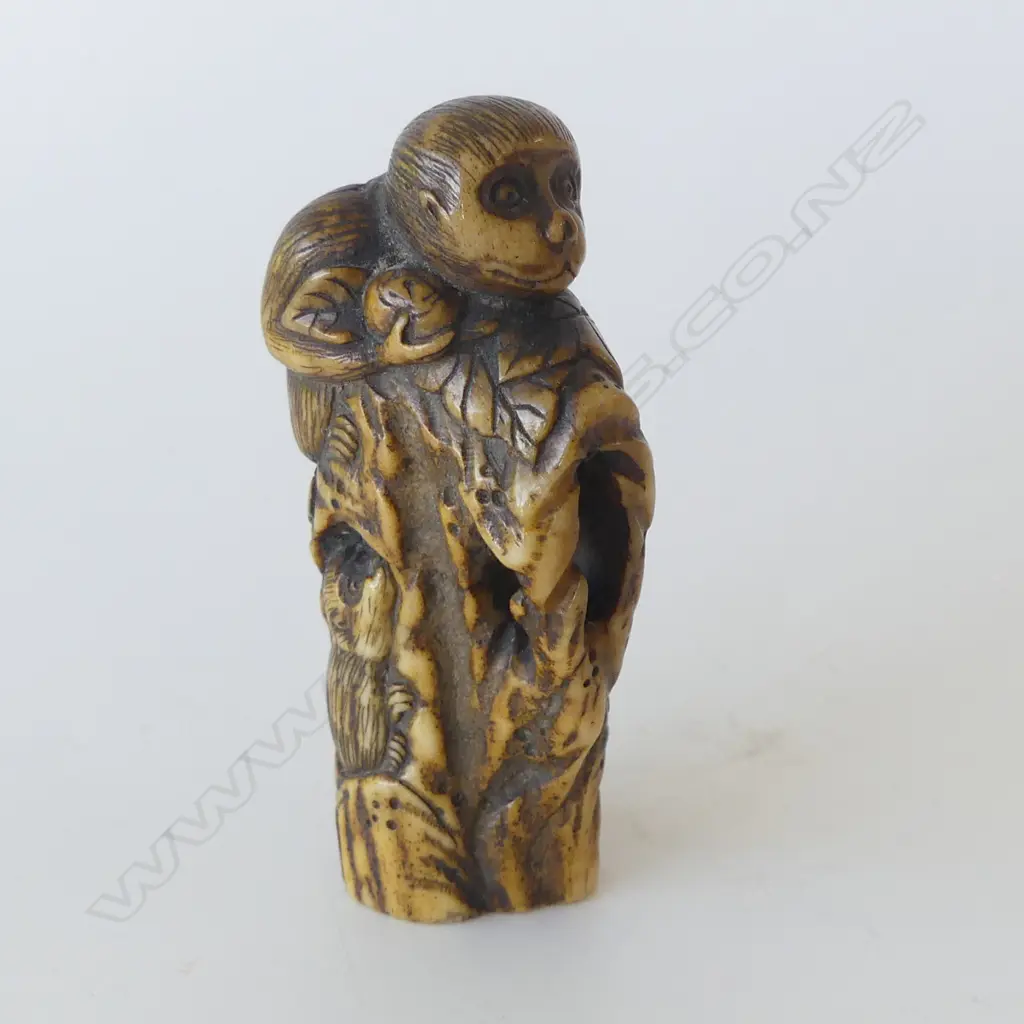 JAPANESE CARVED STAINED HORN? NETSUKE/OKIMONO group of three monkeys UNSIGNED H.65mm Image 1++