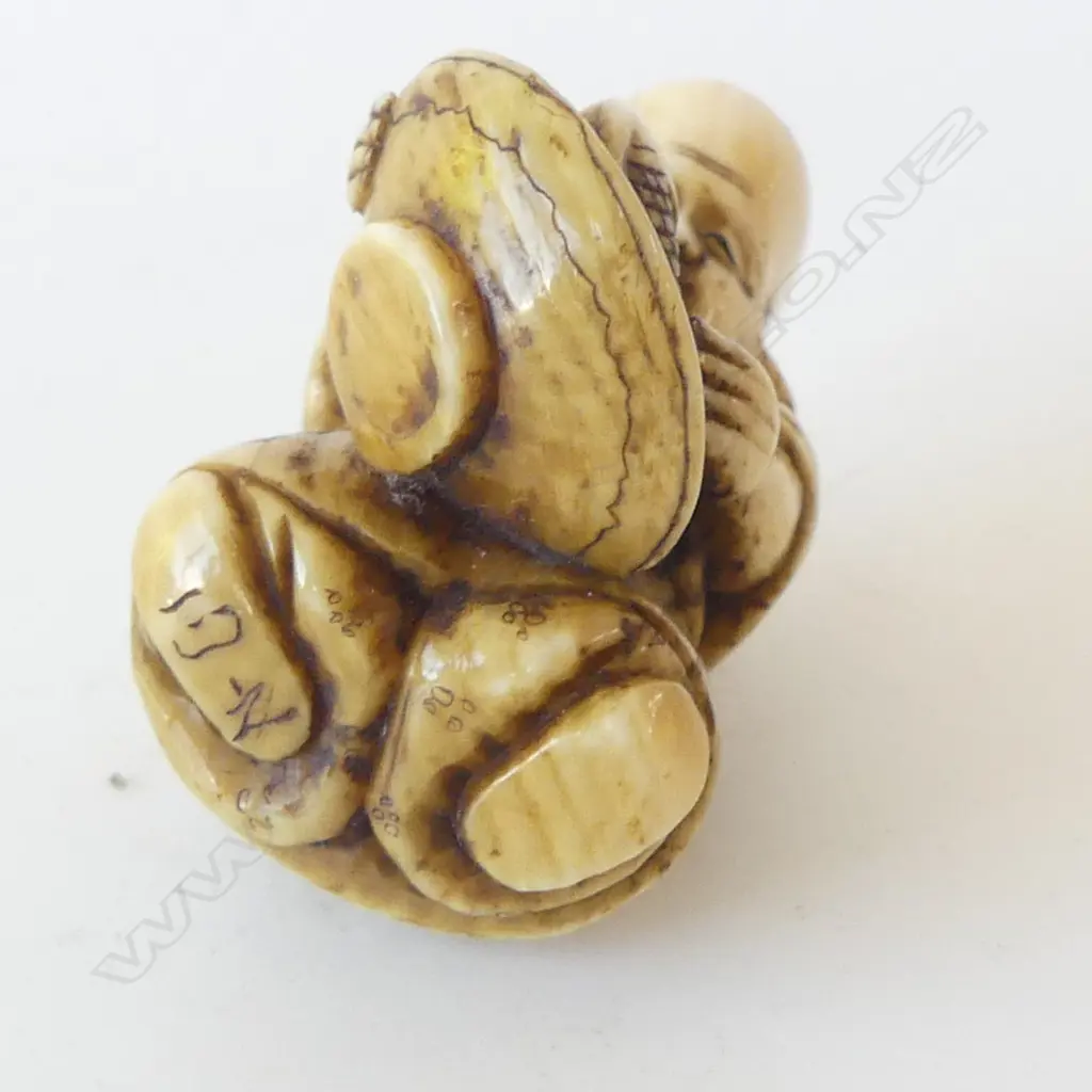 JAPANESE CARVED IVORY NETSUKE the god of longevity Fukurokuju, SIGNED  H.35mm Image 1++