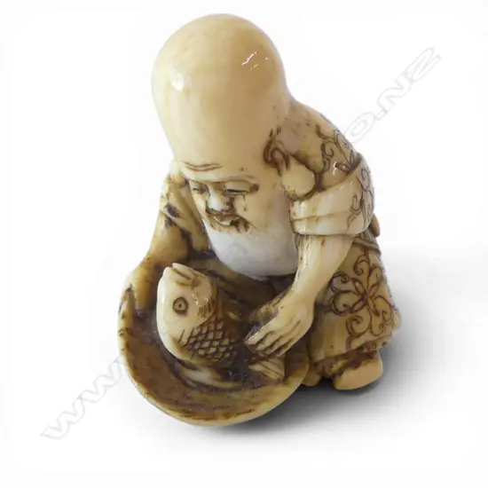 JAPANESE CARVED IVORY NETSUKE the god of longevity Fukurokuju, SIGNED  H.35mm