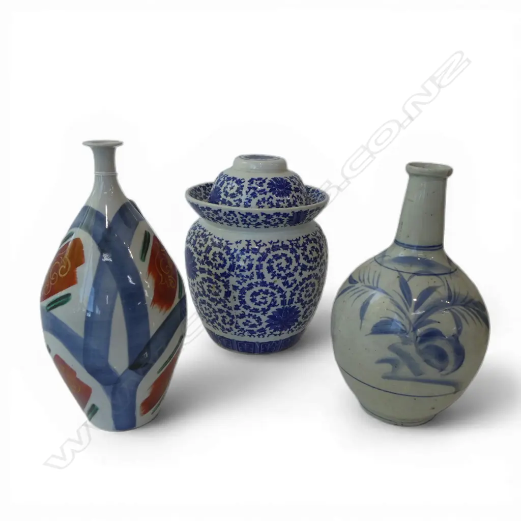 3 ORIENTAL B/W VASES, 1 LIDDED H.290mm Image 1++