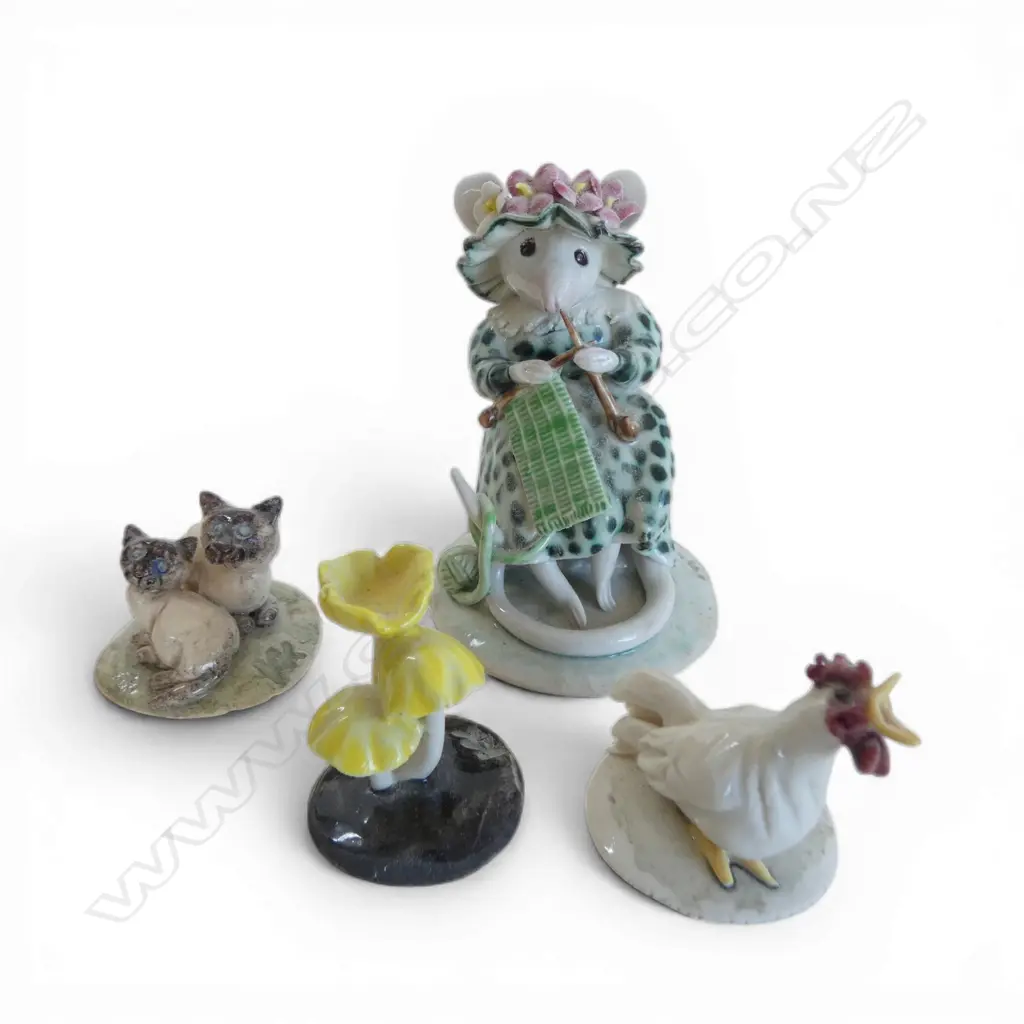 4 KAREN KENNEDY FIGURINES, NZ STUDIO PORCELAIN, H.25-70mm Image 1++