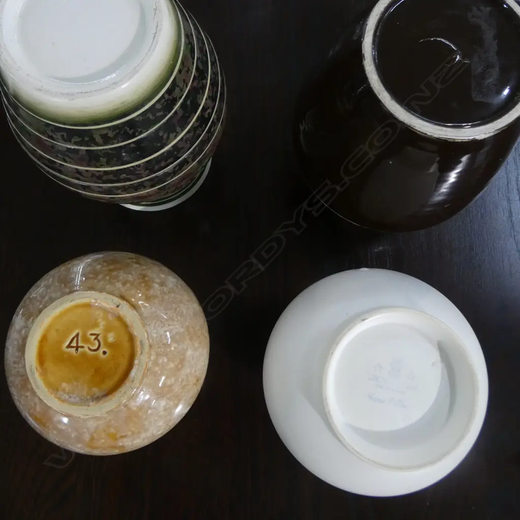 4 VASES INCL. WHITE CROWN LYNN HAND POTTED H.110mm Image 1++