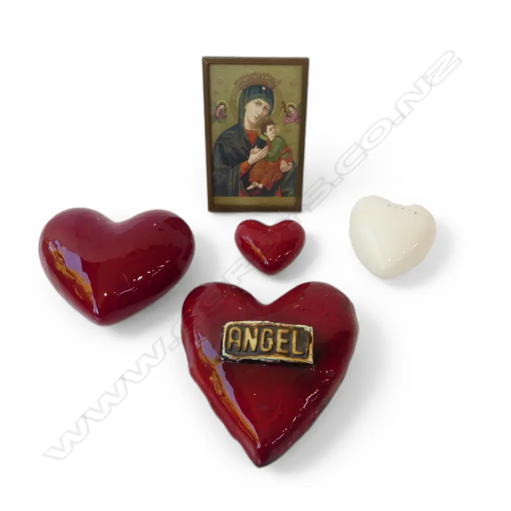 4 CERAMIC HEARTS LARGEST 15MM & A SMALL PRINTED ICON Image 1++