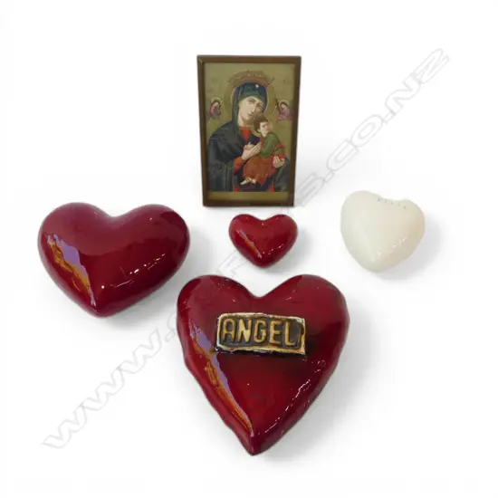 4 CERAMIC HEARTS LARGEST 15MM & A SMALL PRINTED ICON