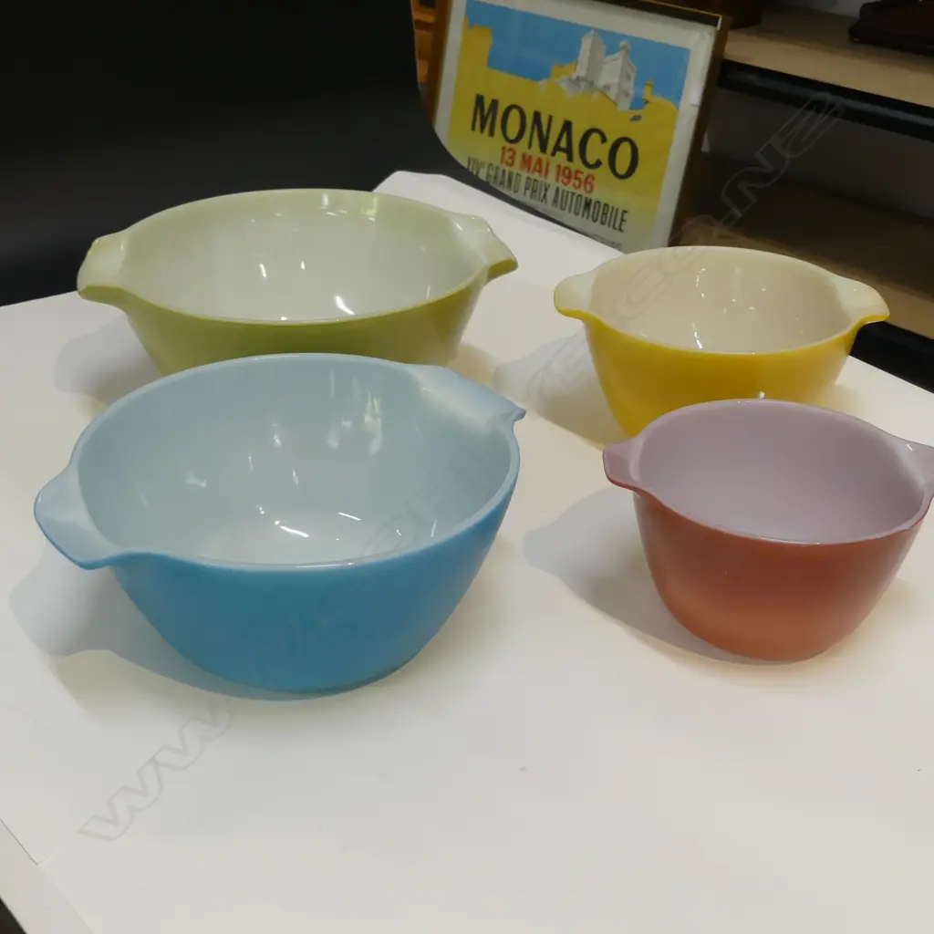 4 GRADUATING ANCHOR-HOCKING FIRE KING CASSEROLES 260mm dia Image 1++