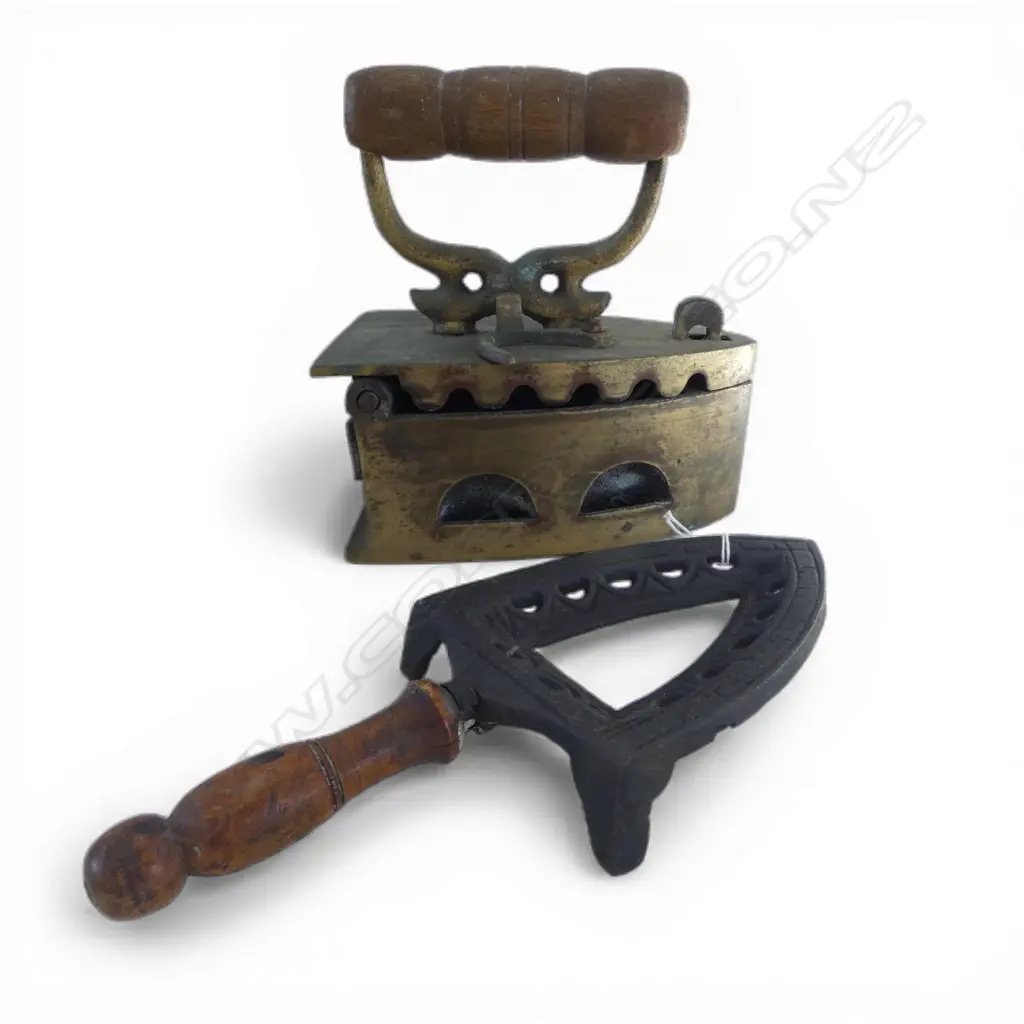 ANTIQUE BRASS CLOTHES IRON L190MM Image 1++