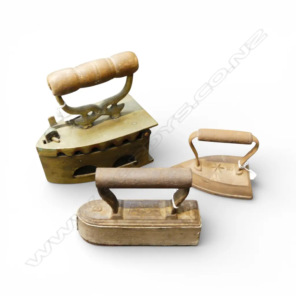 ANTIQUE BRASS CLOTHES IRON L190MM Image 1++