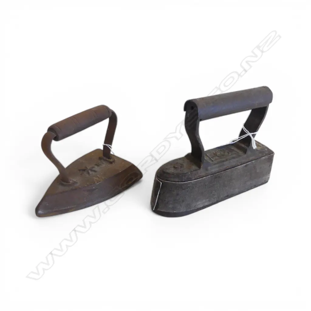 2 ANTIQUE CAST IRON CLOTHES IRONS L180 & 140MM Image 1++