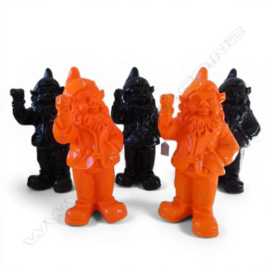 5 RESIN GNOMES HOLDING GUNS H.310mm
