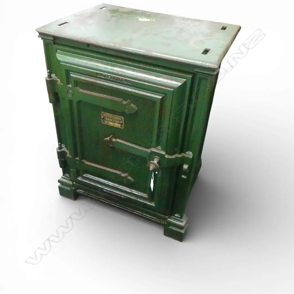 ANTIQUE SAFE; AUCKLAND GAS Co. Ltd. 500x370x635mm Image 1++